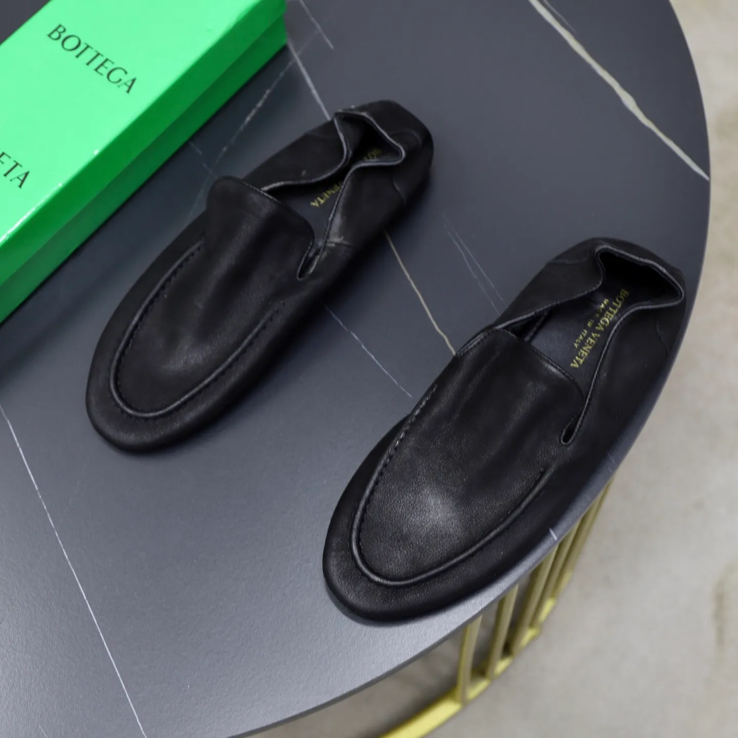 Ex-factory price: 462💰Calf lining【Bottega Veneta】BV classic men's wallet shoes. It is super convenient to carry when traveling. 👍It is made of imported soft calfskin, which is comfortable on the feet and has a luxurious cowhide lining inside. Original original rubber wear-resistant outsole. Matching code: 39-45